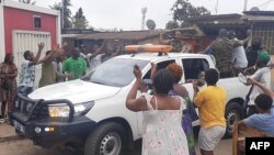 Locuitori din capitala Libreville aplaudă membrii serviciilor de securitate pe 30 august, după anunțul televizat al loviturii de stat.