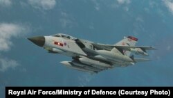 O aeronavă Tornado GR4 echipată cu racheta de croazieră Storm Shadow sub fuzelaj.