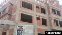 Nedovršena zgrada Univerziteta koji funkcioniše po srpskom sistemu, Severna Mitrovica, Kosovo.