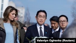 Јапонскиот премиер Фумио Кишида го посети местото на масовна гробница, во градот Буча, среде рускиот напад врз Украина, надвор од Киев, Украина, 21 март 2023 година.