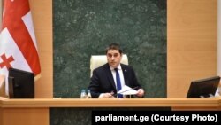 შალვა პაპუაშვილი ამ გადაწყვეტილების საფუძვლად „უცხოეთის გავლენის მინიმიზებას“ ასახელებს.