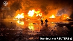 Пожежники працюють на місці російського удару на Одещині, 6 жовтня 2023 року 
