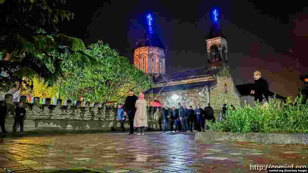 Duminică, spre prânz, credincioşii sunt aşteptaţi la biserică pentru slujba cunoscută ca „A doua Înviere”, la care vor fi citite în 12 limbi versetele 19-25 din capitolul XX al Evangheliei după Ioan. Foto: Slujba de Înviere în Georgia