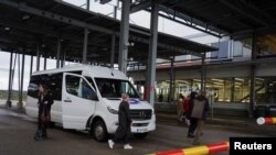 Prin construcția gardului, Finlanda dorește stoparea fluxului de migranți ruși. 