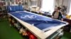Croitoreasa Tove Lycke lucrează la un steag NATO la un atelier de lângă Stockholm, Suedia.&nbsp;<br />
<br />
Suedia s-a alăturat oficial NATO pe 7 martie, la doi ani după ce a solicitat aderarea la alianța militară. Pe 24 februarie 2022, Rusia a invadat Ucraina.&nbsp;