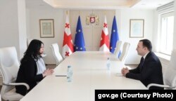 2023 წლის 28 თებერვალი. საქართველოს ახლად დანიშნული ელჩი პოლონეთში დიანა ჟღენტი პრემიერ-მინისტრ ირაკლი ღარიბაშვილს შეხვდა.