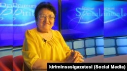Guner Akmolla este membră a Uniunii Scriitorilor din România și locuiește la Constanța.