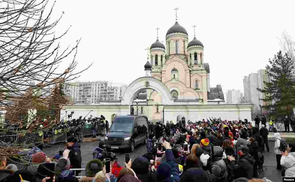 Проститься с Алексеем Навальным пришли тысячи людей, они стояли в очередях на улицах и во дворах на подходах к храму. Пришедшие люди скандировали лозунги: «Нет войне», «Не забудем», «Не простим», «Ты не боялся, и мы не боимся», «Путин – убийца» и «Россия без Путина». Проститься с Алексеем Навальным приехали бывший мэр Екатеринбурга Евгений Ройзман, а также Борис Надеждин и Екатерина Дунцова, пытавшиеся зарегистрироваться в качестве антивоенных кандидатов на выборах президента России. В Марьино прибыла посол США Линн Трейси, а также послы Германии и Франции