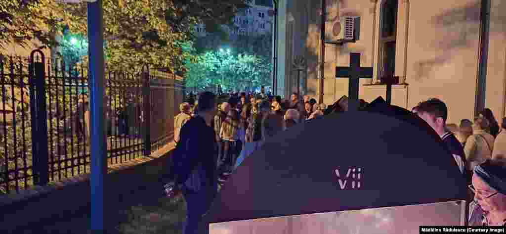Una dintre tradiţiile străvechi de Paşte o reprezintă ouăle vopsite.Pentru iudei, dar şi pentru păgâni, ouăle erau simboluri ale creaţiei şi ale învierii. Creştinii, încă de la început, au legat de ouăle roşii simbolismul învierii neamului omenesc prin Mântuitorul Iisus Hristos, dar şi pe cel al creării din nou a lumii, culoarea roşie însemnând sângele Domnului curs pe Cruce. Foto: Slujba de Înviere la Biserica Iancu Nou-Bălăneanu 