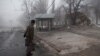 Чоловік біля автобусної зупинки у Донецьку. Січень 2015 року