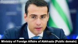 Прикрываясь фамилией первого президента, Инал Ардзинба щедро сыпал оскорблениями в адрес несогласных с проектом