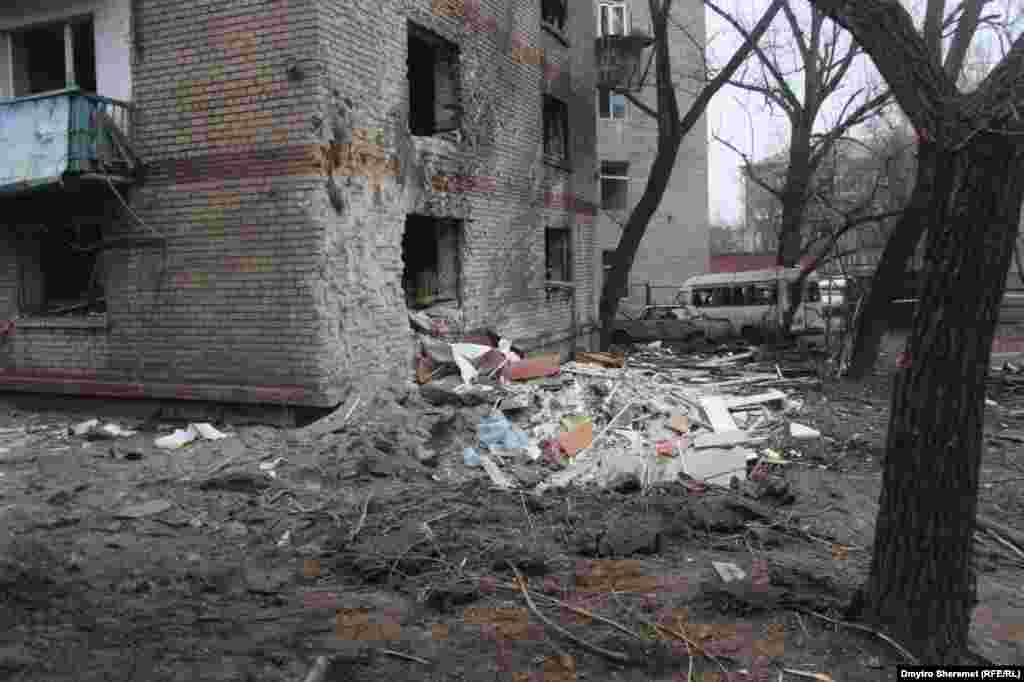 «Станом на 9.30 ранку тепловики відновили опалення та водопостачання в будинку, що постраждав найбільше. Наразі там відсутнє газопостачання. Його будуть відновлювати після перевірки стану газових мереж. Щоб зберегти в квартирах тепло, відповідні служби оперативно закривають пошкоджені вікна плитами OSB», – повідомив Анатолій Куртєв