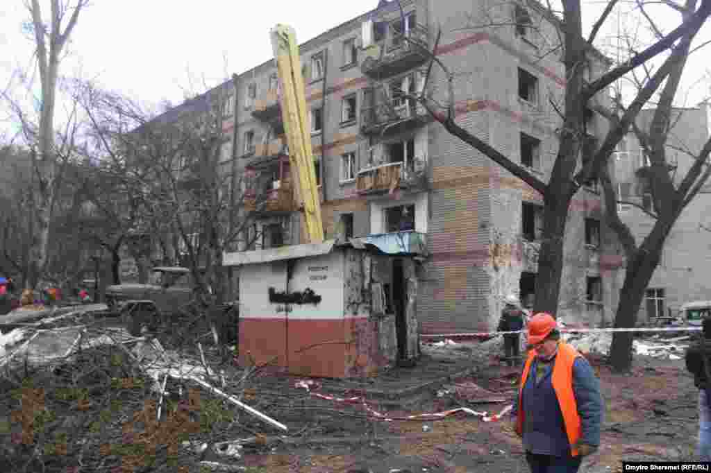 «Травми від уламків та скла отримали п’ять людей, із них – дві дитини 9 та 15 років», – додав голова ОВА у телеграм-каналі