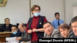 Адвокат Куляш Манько (в центре) задает вопросы потерпевшей стороне на суде по делу 18 обвиняемых в связи с Январскими событиями. 19 октября 2022 года