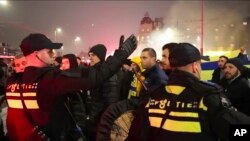 Poliția olandeză escortează un grup de suporteri israelieni spre stadionul Ajax. 7 noiembrie 2024. 