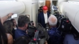 Доналд Трамп дар ҳавопаймо бо хабарнигорон суҳбат мекунад