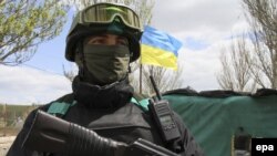 Украинский военнослужащий на блокпосту