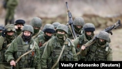 Російський спецназ окуповує Крим. Путін спочатку заперечував цей факт, а потім визнав. 5 березня 2014 року. Перевальне 
