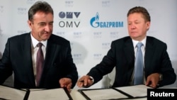 Керівники австрійською OMV Ґерхард Ройс (л) і російського «Газпрому» Олексій Міллер