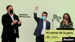Лидерът на сепаратистката Републиканска лява партия Пере Арагонес (в средата) обяви, че резултатите от изборите са показали, че е време за референдум за независимостта на Каталуния.