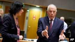 Alături de ministrul belgian de externe Hadja Lahbib (stânga), șeful UE pentru politică externă Josep Borrell vorbește la o reuniune a miniștrilor de externe ai UE la Bruxelles, pe 22 ianuarie.