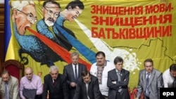 Тодішні опозиційні депутати блокують трибуну Верховної Ради України, щоб не допустити ухвалення так званого «мовного закону» Ківалова-Колесніченка. Київ, 25 травня 2012 року