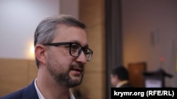 Голова Меджлісу кримськотатарського народу Рефат Чубаров, зі свого боку, повідомив, що Джелял (на фото) перебуває в будівлі ФСБ Росії в окупованому Криму
