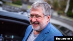 «Мене де-факто називають олігархом. Тому яка вже різниця? Тепер ще й офіційно в реєстр внесуть. Костюм пошию і нашию на нього зірку «Олігарх» – Ігор Коломойський