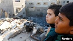 Khan Younis, 10 decembrie: copiii palestinieni privesc cartierul lor distrus.