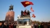 2020-жылдын октябрь айындагы Бишкектин борбордук аянтындагы окуялар. Кыргызстан. Иллюстрациялык сүрөт. 