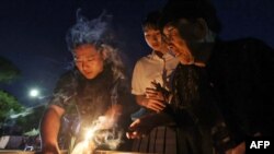 Vizitatorii aprind lumânări în amintirea victimelor bombardamentului atomic de la Hiroshima. pe 6 august 2023