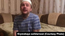 З липня 2020 року Олександр Сізіков, який 2009 року втратив зір, перебував під домашнім арештом. У 2024 рокі російська влада його ув’язнила