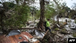 Un voluntar caută persoane dispărute în inundațiile catastrofale din Texas. 6 iulie 2025.