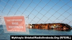На одеському пляжі готуються до підняття танкера, 2 липня 2020 року