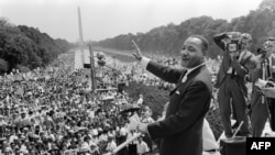Pe 28 august 1963, Martin Luther King, Jr. le vorbea oamenilor adunați la Washington despre cum visează că Statele Unite își vor îndeplini față de toți cetățenii promisiunea dreptului la viață, libertate și căutarea fericirii. 