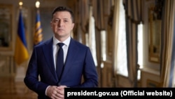 «Потрібно видихнути. Заспокоїтися. Не бігти по гречку і сірники» – Володимир Зеленський
