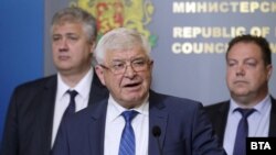 Министърът на здравеопазването Кирил Ананиев обявява резултатите след срещата при премиера.