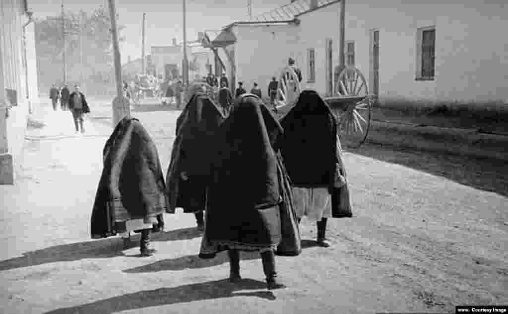 Женщины в парандже. Узбекистан, 1920-е годы. По мере укрепления советской власти, женщин с закрытыми лицами становилось в Узбекистане всё меньше