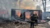 Рятувальники ДСНС гасять пожежу після російської атаки у Херсоні, Україна, 21 квітня 2024 року. Фото ілюстративне

