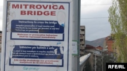 Most deli Kosovsku Mitrovicu na srpski i albanski deo