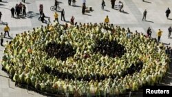 O mulțime de croați adunați la Zagreb ca să facă cel mai mare smiley uman din lume, la 6 mai 2011. Din păcate, Eurostat constată acum că croații sunt printre locuitorii UE mai puțin mulțumiți de viața pe care o duc. (Foto: REUTERS/Nikola Solic) 