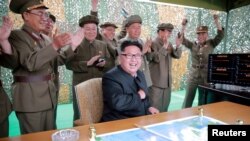 Түндүк Корея лидери Ким Чен Ын ракета сынактардын бири учурунда. 