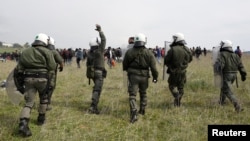 Гръцката полиция в сблъсък с мигрантите край Солун.