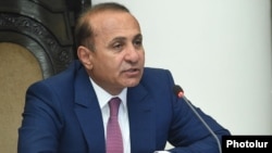 ՀՀԿ-ի «Այո»-ի շտաբի պետ, վարչապետ Հովիկ Աբրահամյանը: