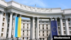 Україна категорично відкидає закид Олександра Лукашенка про нібито постачання зброї з України, зазначили в МЗС