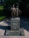 Коронавирустан каза болгон медицина кызматкерлерине жана медициналык окуу жайлардын студенттерине арналган айкел.