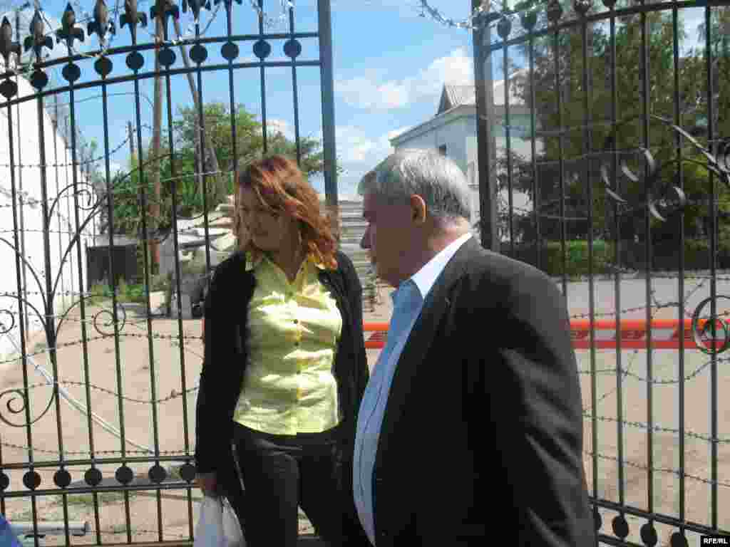 Kazakhstan -- Mukhtar Zhakishev`s wife Zhamila Zhakisheva and his lawyer waiting to enter the KNB's prison, Astana, 31Jul2009 - Казахстан - Жамиля Жакишева жена Мухтара Жакишева вместе с адвокатом перед входом в СИЗО КНБ. Астана, 31 июля, 2009 года