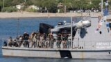 Судно греческой береговой охраны доставляет мигрантов в порт Агия Галини на острове Крит, Греция, 6 июля 2025 года