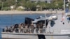 Судно греческой береговой охраны доставляет мигрантов в порт Агия Галини на острове Крит, Греция, 6 июля 2025 года