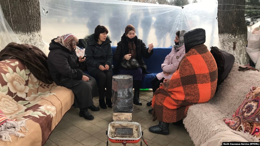 18-й день семья Инала Джабиева остается на центральной площади Цхинвала